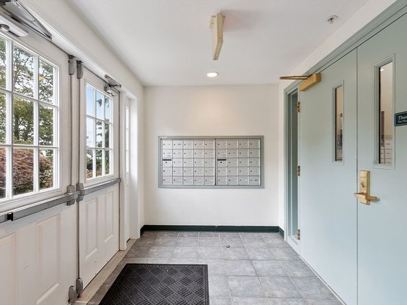 2 Ocean Ave 1J, Gloucester MA 01930