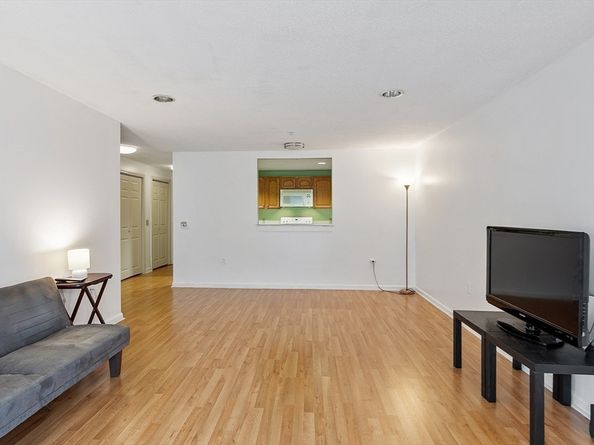 2 Ocean Ave 1J, Gloucester MA 01930