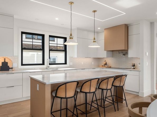 20 Clinton St 16, Newton MA 02458