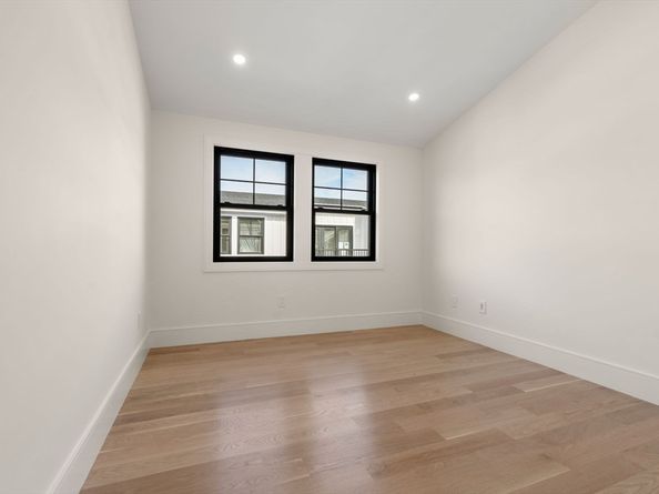 20 Clinton St 16, Newton MA 02458