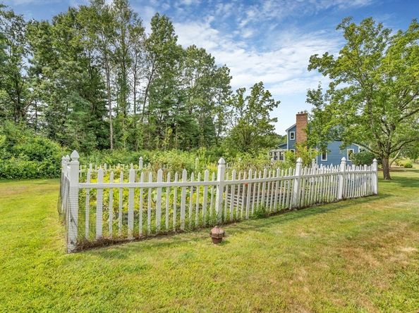 9 Spruce St, Blackstone MA 01504