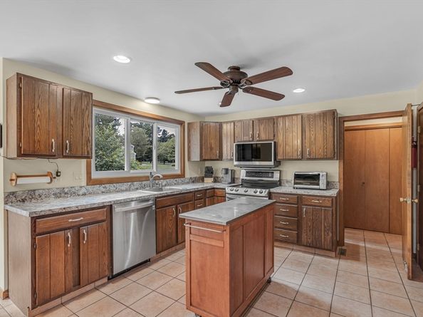 9 Spruce St, Blackstone MA 01504