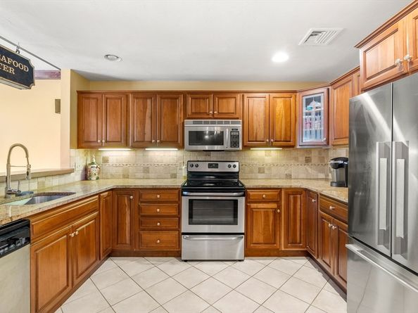 5 Hobart Ln 5, Rockland MA 02370