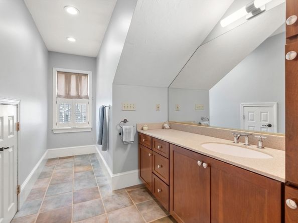 5 Hobart Ln 5, Rockland MA 02370