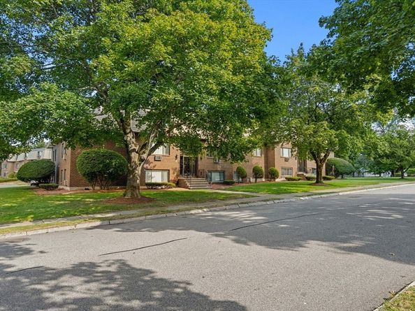 5 Hallmark Gardens 7, Burlington MA 01803