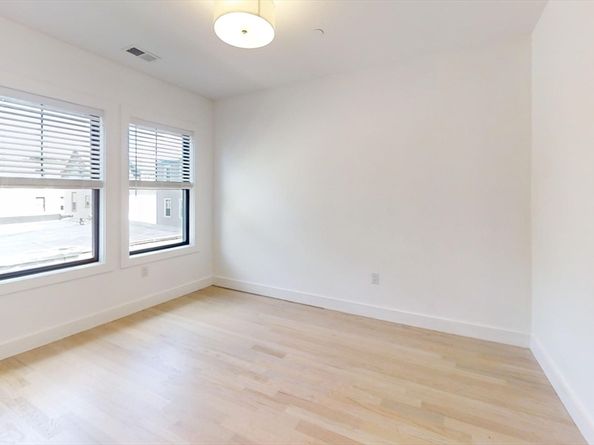 52 Withington St 7, Boston MA 02124