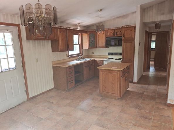 8 Laurel Dr, Ashburnham MA 01430
