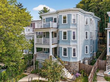 10 Forest Hills St