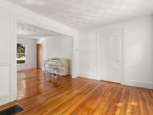 26 Centre Ave, Belmont MA 02478