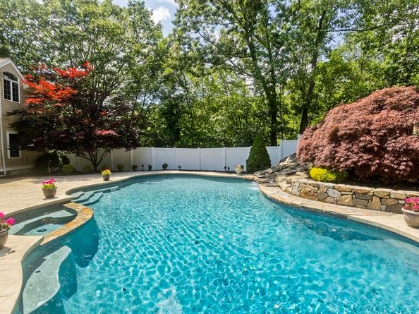 32 Dapper Darby Dr, Stoneham MA 02180