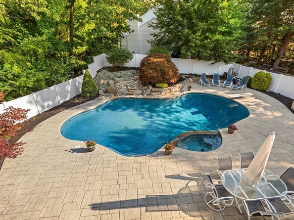 32 Dapper Darby Dr, Stoneham MA 02180