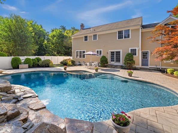 32 Dapper Darby Dr, Stoneham MA 02180