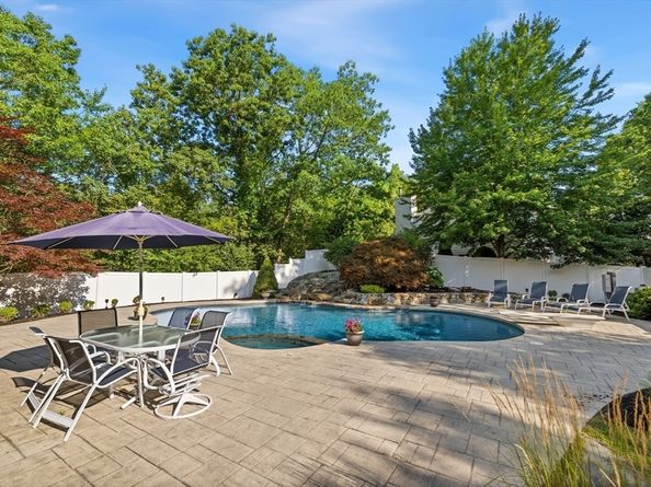 32 Dapper Darby Dr, Stoneham MA 02180