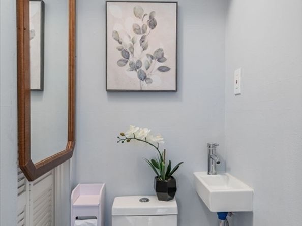 22 Holland Street 22, Newton MA 02458