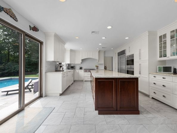 131 Bay Colony Dr, Westwood MA 02090
