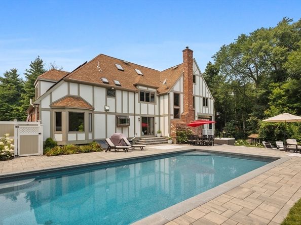 131 Bay Colony Dr, Westwood MA 02090
