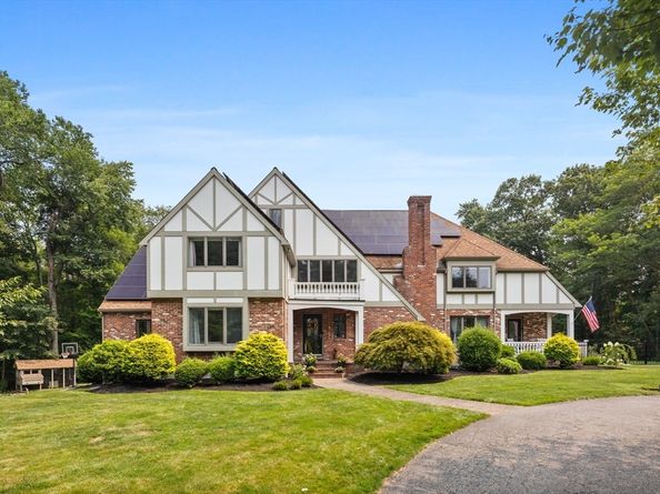 131 Bay Colony Dr, Westwood MA 02090