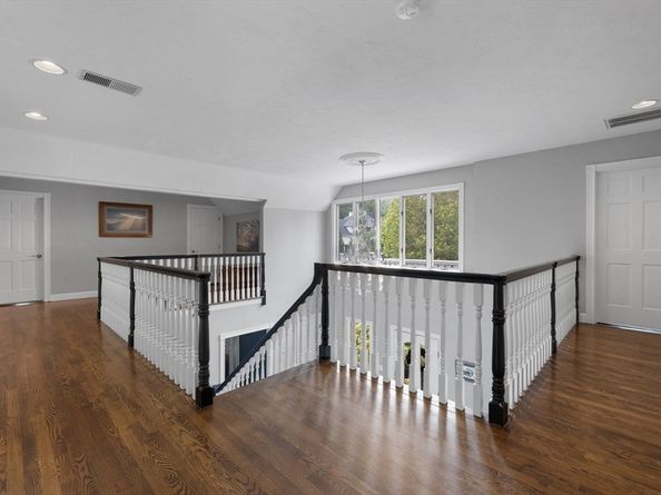 131 Bay Colony Dr, Westwood MA 02090