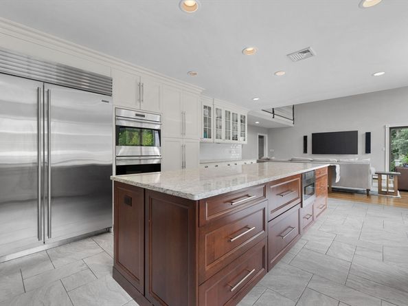131 Bay Colony Dr, Westwood MA 02090