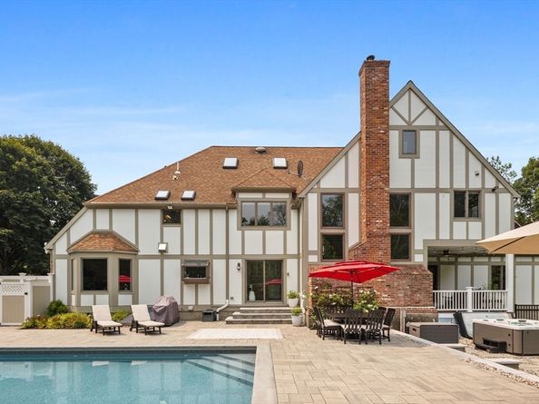 131 Bay Colony Dr, Westwood MA 02090