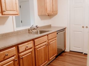 65 Greentree Ln 16, Weymouth MA 02190