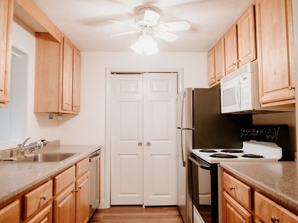 65 Greentree Ln 16, Weymouth MA 02190