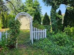 161 Willow Ave, Sturbridge MA 01566