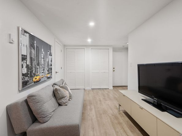 10 Denmark Ln 10, Needham MA 02492