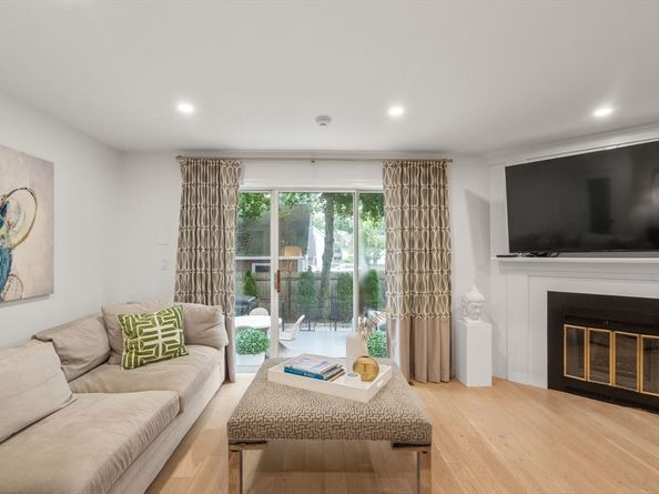 10 Denmark Ln 10, Needham MA 02492