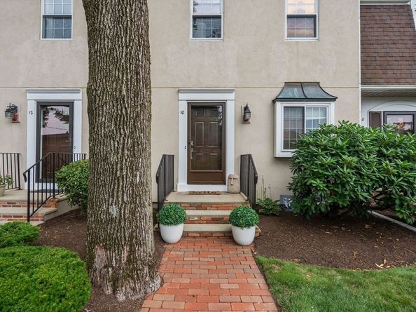 10 Denmark Ln 10, Needham MA 02492