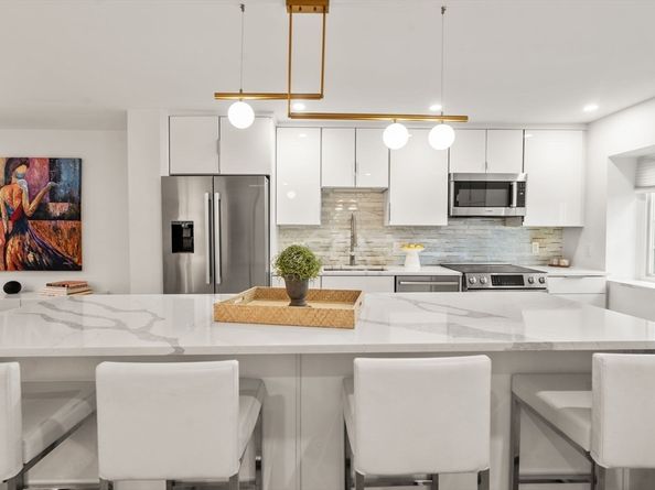 10 Denmark Ln 10, Needham MA 02492