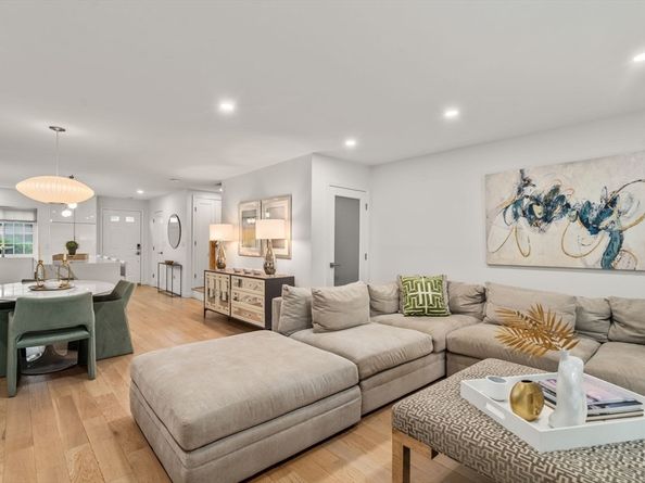 10 Denmark Ln 10, Needham MA 02492