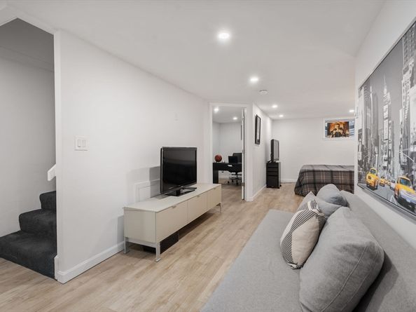 10 Denmark Ln 10, Needham MA 02492