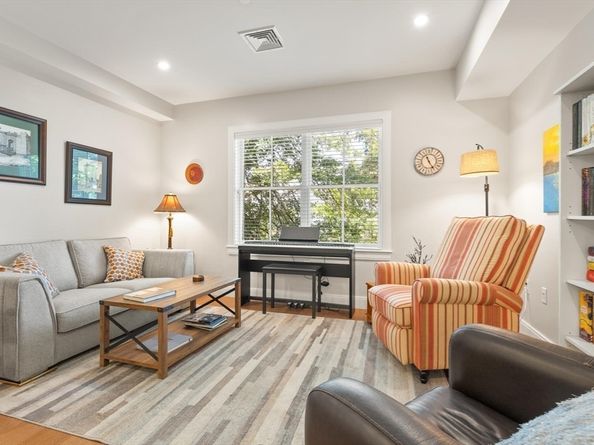 425 Lagrange St 203, Boston MA 02132