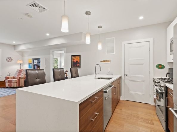 425 Lagrange St 203, Boston MA 02132