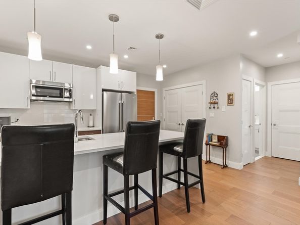 425 Lagrange St 203, Boston MA 02132