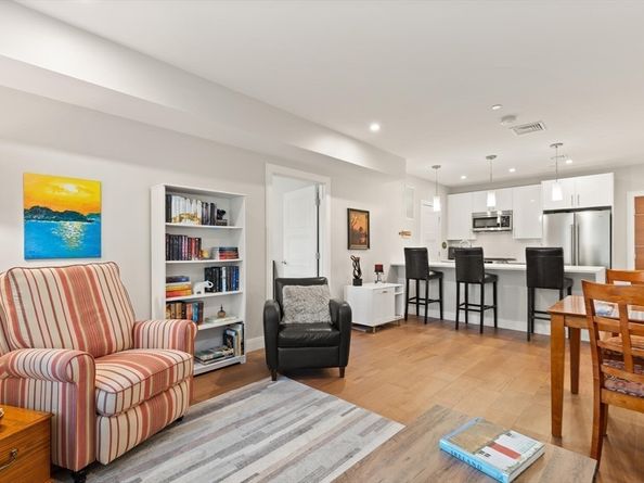 425 Lagrange St 203, Boston MA 02132