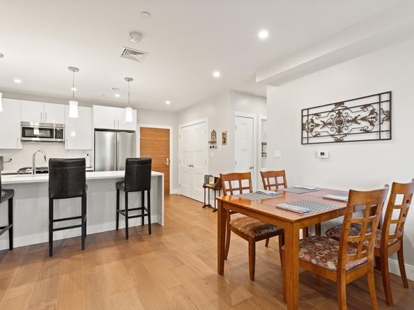 425 Lagrange St 203, Boston MA 02132