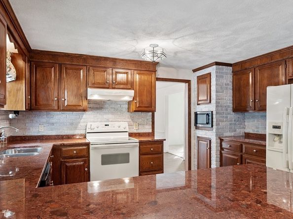 16 Minehan Ln, Marlborough MA 01752