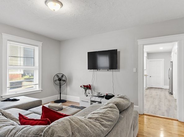12 Windsor Street, Worcester MA 01605