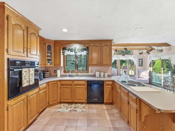 99 Country Club Dr, Northbridge MA 01588