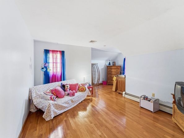 99 Country Club Dr, Northbridge MA 01588