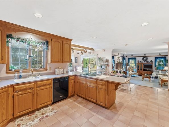 99 Country Club Dr, Northbridge MA 01588