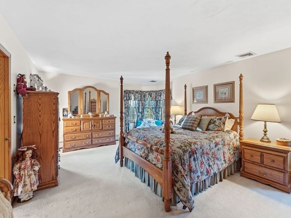 99 Country Club Dr, Northbridge MA 01588