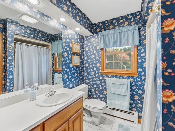 99 Country Club Dr, Northbridge MA 01588
