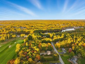99 Country Club Dr, Northbridge MA 01588