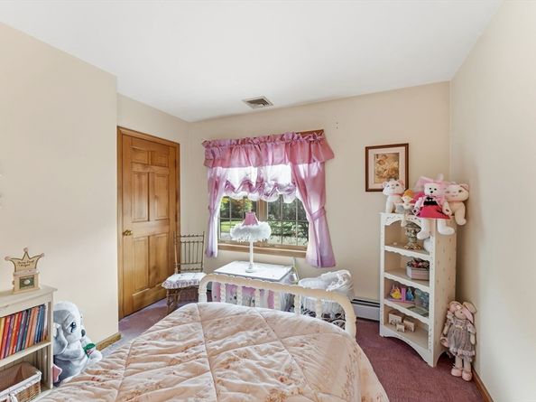 99 Country Club Dr, Northbridge MA 01588