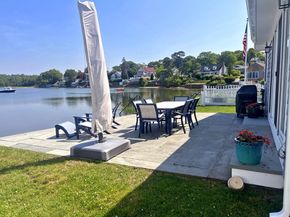24 Cove St, Wareham MA 02558