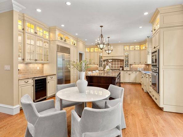 22 Scotney, Newton MA 02467