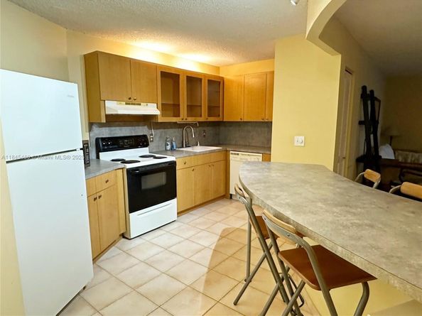 400 Leslie Dr 512, Hallandale Beach FL 33009